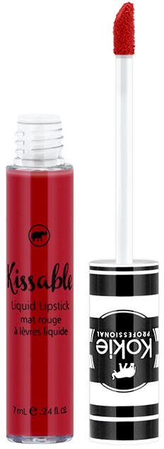 Ett röd flytande läppstift med vit och svart randig kapsel, visas med applikatorborste. Varumärke: Kissable.