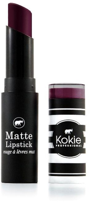 Matte leppestift i mørk lilla, med svart og hvitt emballasje, og logo på hver. Leppestiftet er utstøtt.