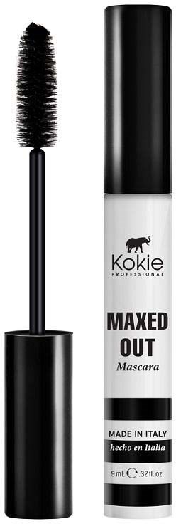 Mascara tube en borstel zijn zwart en wit, gemarkeerd "Kokie MAXED OUT" en "Made in Italy".