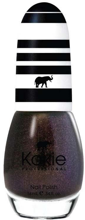 Ein Nagellackflasche mit schwarz-weiß gestreiftem Deckel und Elefantenlogo. Der Lack ist dunkel und glänzend.