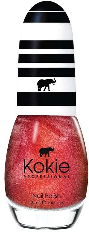 Een nagellakfles met zwarte en witte strepen, een kleine olifant en de merknaam "Kokie."