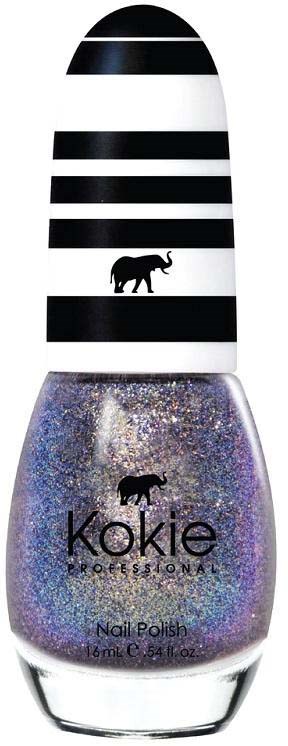 Ein Nagellackflasche mit schwarz-weiß gestreiftem Deckel und lila glitteriger Flüssigkeit im Inneren. Die Marke ist Kokie Professionals.