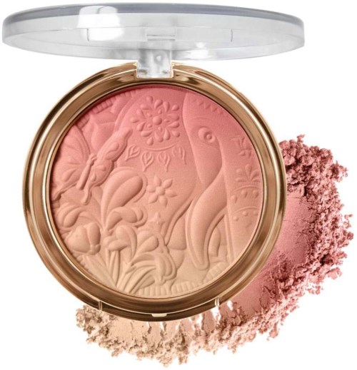 En rougekompakt med snidade blom- och fågelmönster, samt löst rosa puder bredvid.