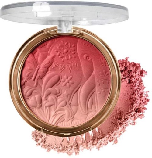 Ett rosa rouge-omslag med ett naturmotiv präglat på, öppet med puder som spillts bredvid.