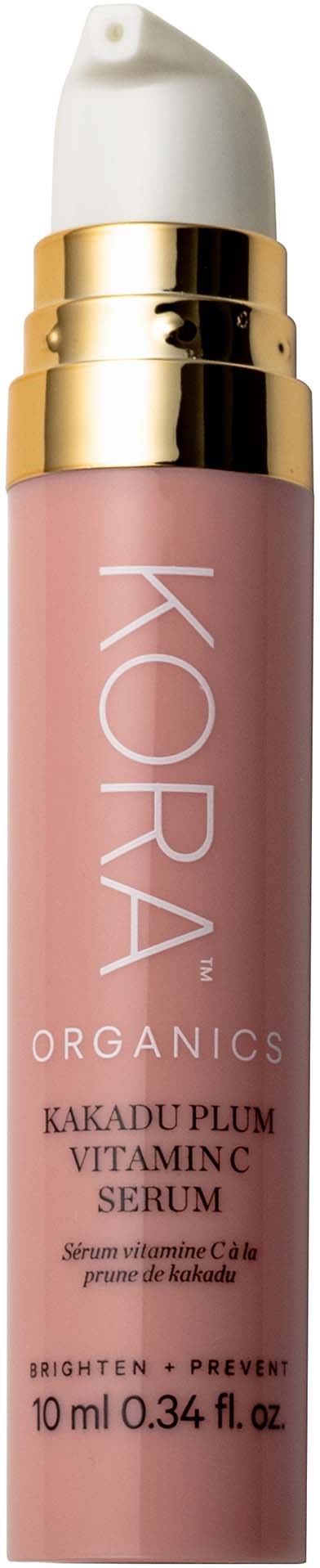 Eine rosa Flasche mit weißem Pumpspender und goldenem Band, gekennzeichnet KORA ORGANICS Kakadu Plum Vitamin C Serum.