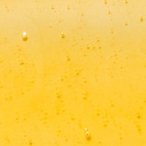 Eine gelbe Flüssigkeit mit Blasen, vielleicht Bier oder Limonade.