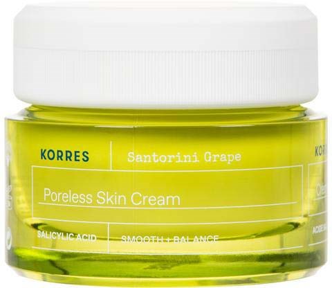 Een klein potje Korres Santorini Grape poreless skin cream, met witte deksel en geelgroen product binnenin.
