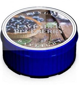 Een ronde blauwe container met een plastic deksel met een label met bloemendesign en de namen "Lavendel" en "Blueberry."