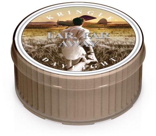 Ronde blik met een label met een jongen en een vliegtuig in een veld, en de woorden 'Kringl·e Far Far Away Day & Night'.
