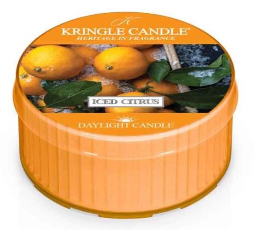 Oranje kaarsenhouder met citroenen, bladeren en een label dat zegt "Iced Citrus."