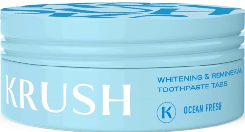 Blå burk med whitening- och remineraliserande tandblekningstabletter med varumärket 'KRUSH' och 'Ocean Fresh'.