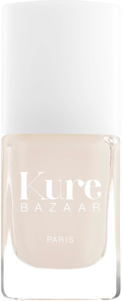 Ein Nagellackflasche mit weißem Deckel und hellbeiger Farbe. Die Beschriftung sagt 'Kure Bazaar Paris'.