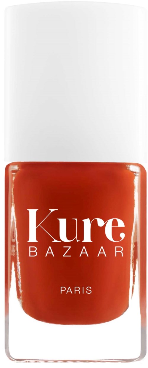 Eine rote Nagellackflasche mit weißem Deckel, beschriftet "Kure BAZAAR PARIS."