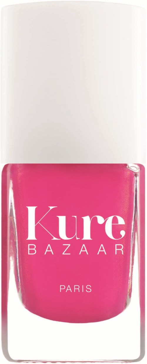 Eine pinke Nagellackflasche mit weißem Deckel, beschriftet 'Kure Bazaar Paris.'