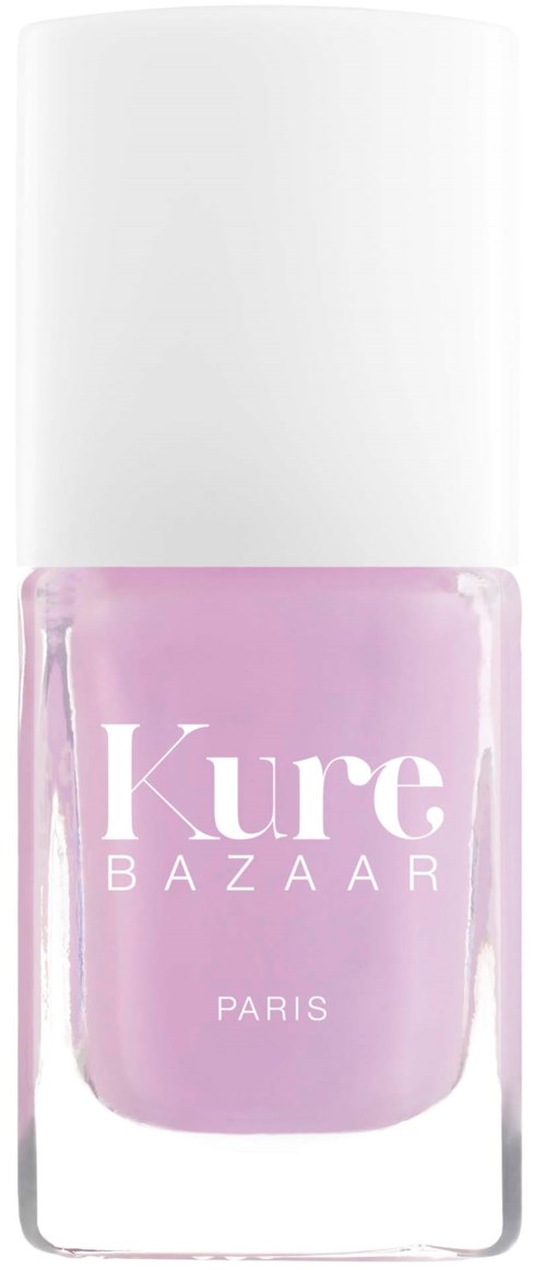 Eine lavendelfarbene Nagellackflasche mit weißem Deckel und dem Markennamen 'Kure BAZAAR PARIS'.