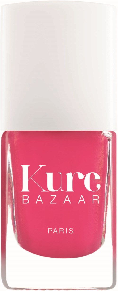 Eine rosa Nagellackflasche mit weißem Deckel und der Aufschrift 'Kure BAZAAR PARIS'.