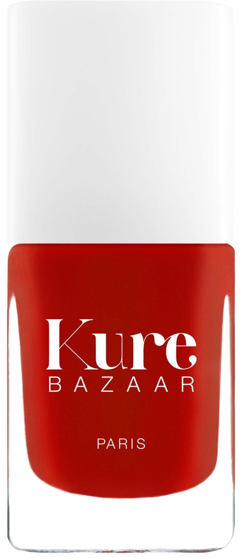 Eine rote Nagellackflasche mit weißem Deckel, beschriftet 'Kure Bazaar Paris.'