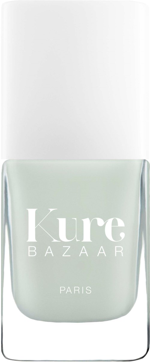 Ein Nagellackflasche mit weißem Deckel und hellgrünem Lack, beschriftet 'Kure BAZAAR PARIS'.