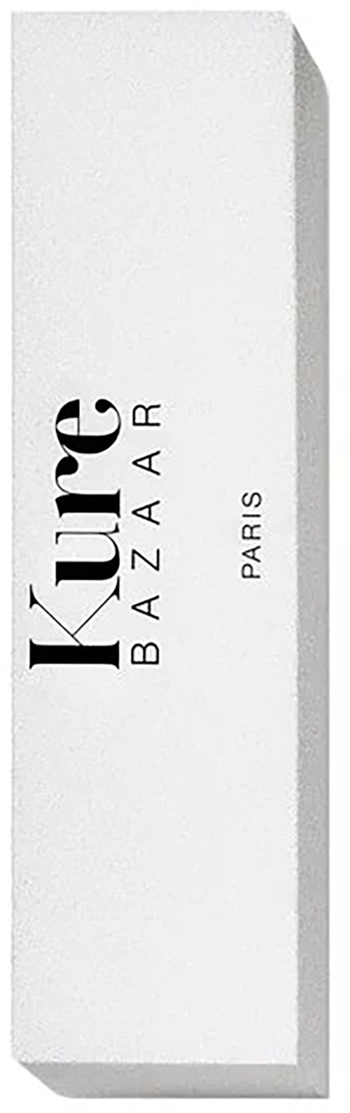 En lång, vit låda med svart text som säger "Kure BAZAAR PARIS".
