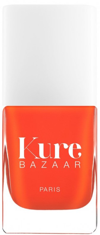Eine weiße Flasche mit einem orangefarbenen Etikett, das 'Kure BAZAAR PARIS' liest.