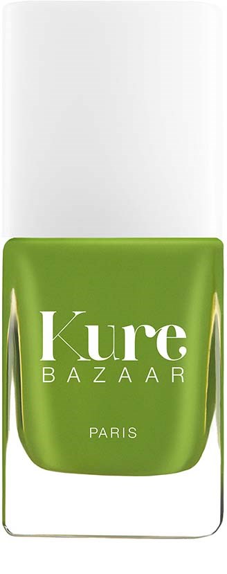 Eine grüne Nagellackflasche mit weißem Deckel, beschriftet 'Kure BAZAAR PARIS'.