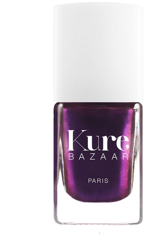 Eine Flasche lila Nagellack mit weißem Deckel, beschriftet 'Kure Bazaar Paris'.