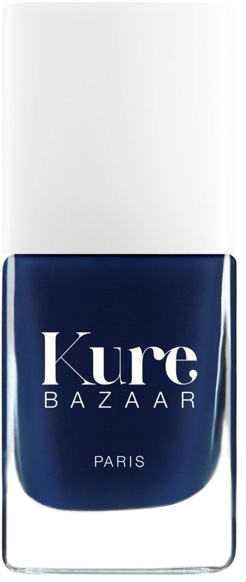 Ein Nagellackflasche mit weißem Deckel und dunkelblauer Farbe, gekennzeichnet 'Kure Bazaar Paris.'