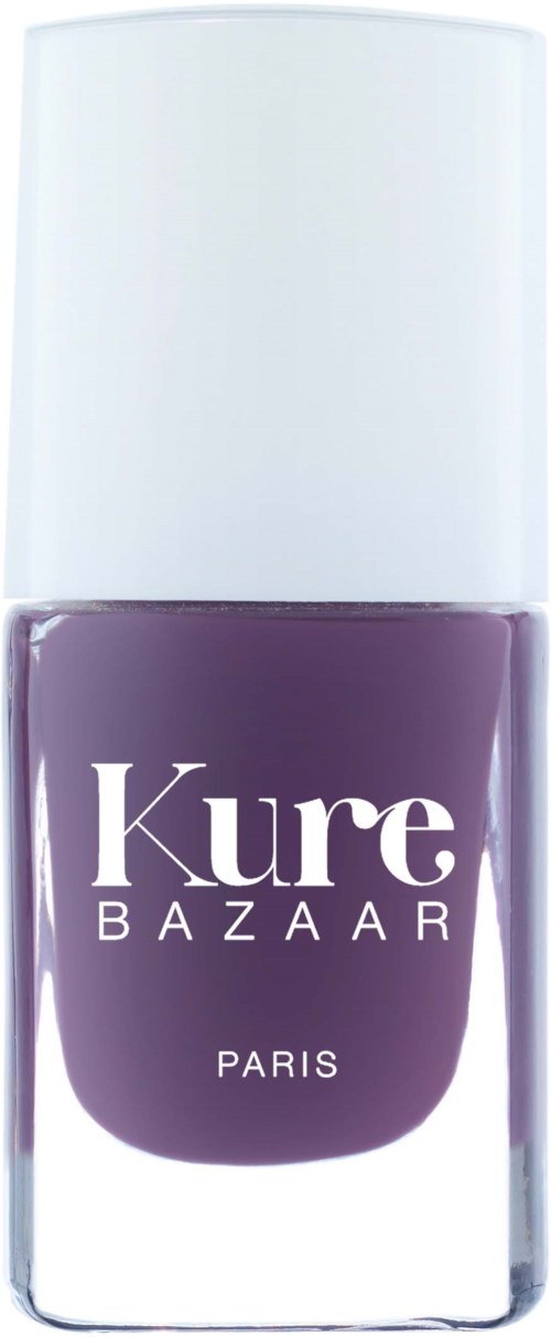 Eine lilafarbene Nagellackflasche mit weißer Kappe, beschriftet 'Kure Bazaar Paris.'
