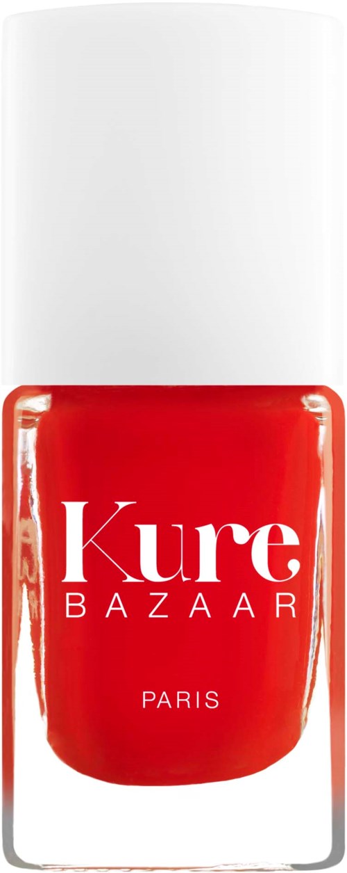 Rote Nagellackflasche mit weißem Deckel, beschriftet mit „Kure Bazaar Paris“.