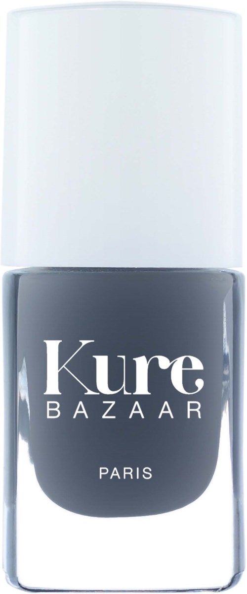 Es ist eine Flasche Nagellack mit weißem Deckel und dunkelgrauer Flüssigkeit, beschriftet 'Kure BAZAAR PARIS'.
