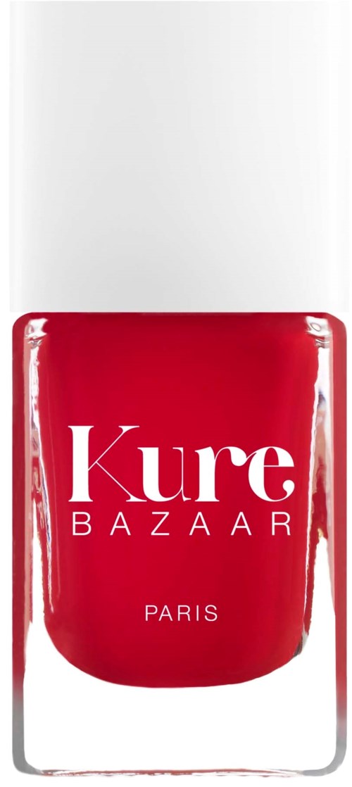 Eine rote Nagellackflasche mit weißem Deckel, beschriftet 'Kure Bazaar Paris'.