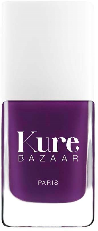 Eine lila Nagellackflasche mit weißen Text 'Kure BAZAAR PARIS'.