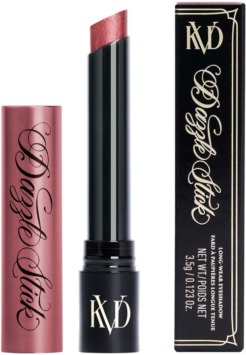 Donkerrode lippenstift in een zwarte huls, roze doos met zwarte sierlijke tekst en een bijpassende doos. Elegant ontwerp.