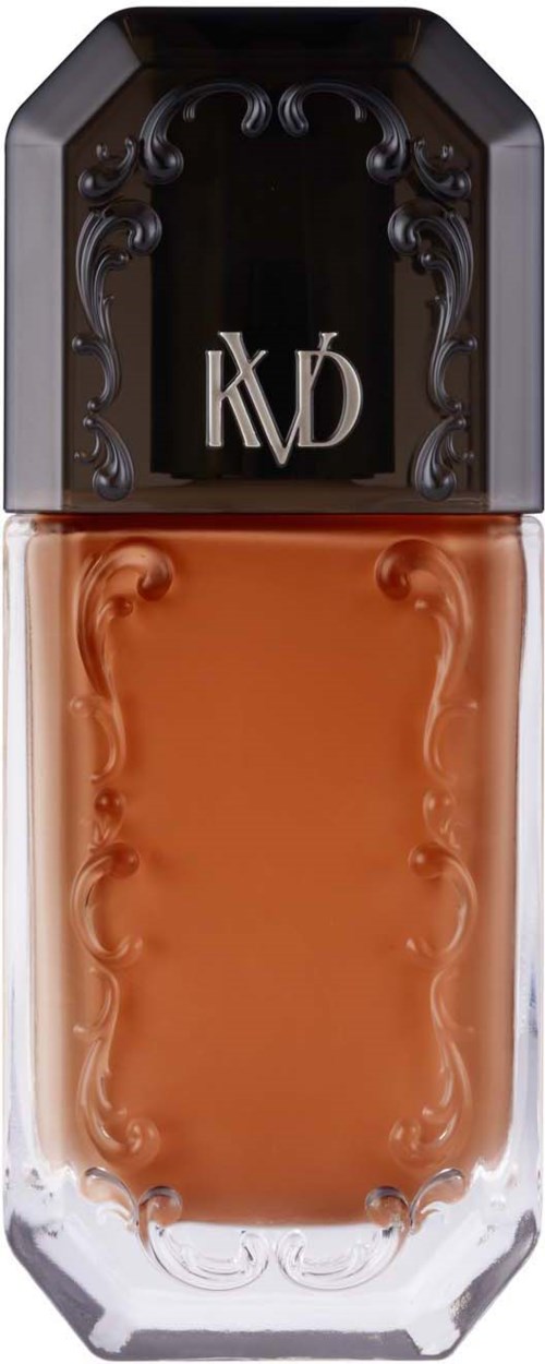 Een fles met donkere dop, sierlijk ontwerp en een logo met initialen bovenop. Bevat een bruin vloeistof.