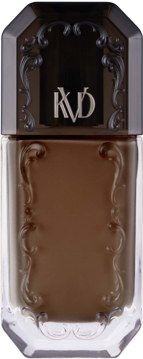Een bruine lippenstift met een ingewikkelde zwarte dop met een logo met initialen 'KVD' binnen een decoratieve lijst.