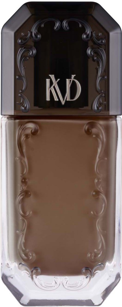 Een glazen fles met bruin drankje, zwarte dop en een zwart label met zilveren letters KVD.