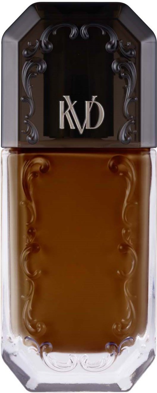 Een parfumfles met een donkere dop en sierlijke ontwerpen, bevat bruin vloeistof en een logo met initialen "KVD".
