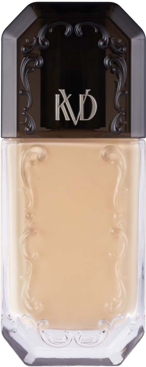 Een parfumfles met een zwarte dop en sierlijk ontwerp. Het label toont de letters 'KVD' op een donkere achtergrond.