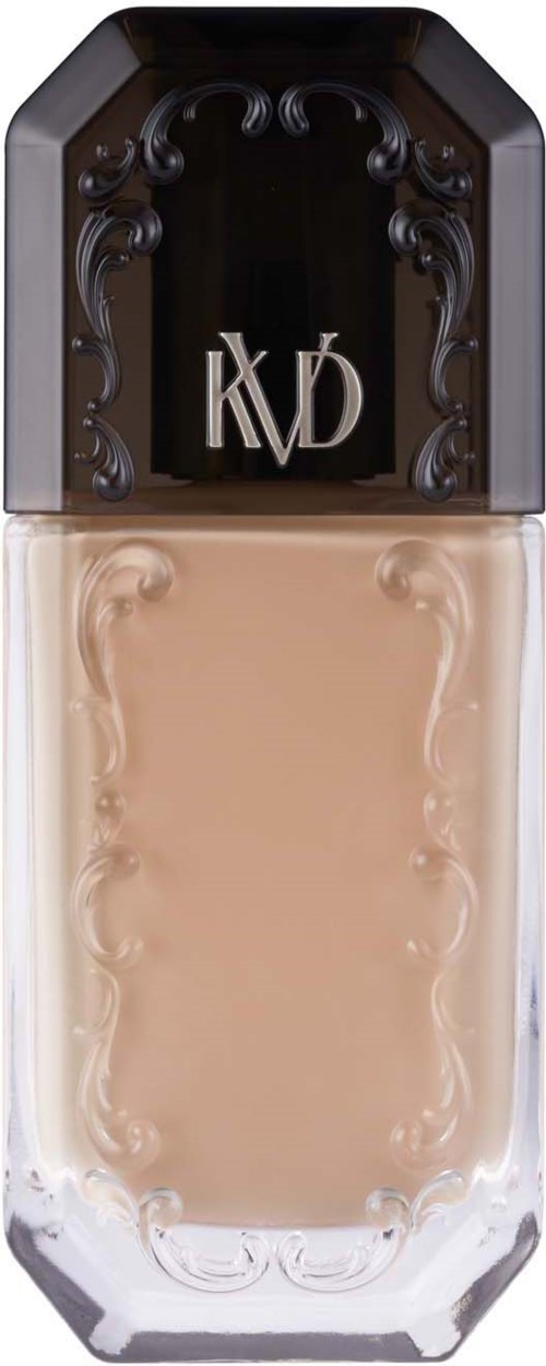 En flaska med beige vätska med svart lock som har dekorativa detaljer och bokstäverna KVD. Flaskan är lång och elegant.
