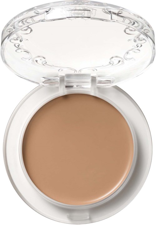 En liten dosa med genomskinlig lock som visar beige kräm inuti, används för smink eller hudvård.