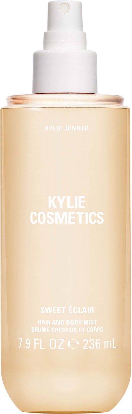 Beigen spraypullo, jossa lukee 'Kylie Cosmetics' ja 'Sweet Eclair', ja yläosassa valkoinen suihkuhaarukka.