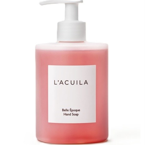 En rosa flaske med håndsåpe, hvit pumpe og etikett med teksten L'ACULA, Belle Époque Hand Soap.
