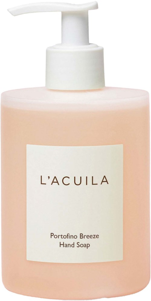 En rosa vätskehandtvålflaska med vit pump och en enkel etikett som säger "L'ACUILA" och "Portofino Breeze Hand Soap."