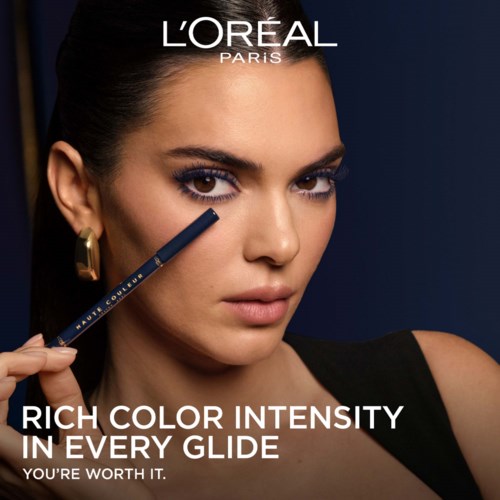 Nahaufnahme einer Frau mit dunklem Haar und Make-up, die einen Make-up-Stift hält, mit Text zu L'Oréal-Produkten.
