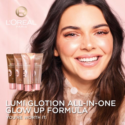 Lächelnde Frau mit langen dunklen Haaren, L'Oreal-Logo, drei Tuben Lumi Glotion, und Text über Glow-up-Formel.
