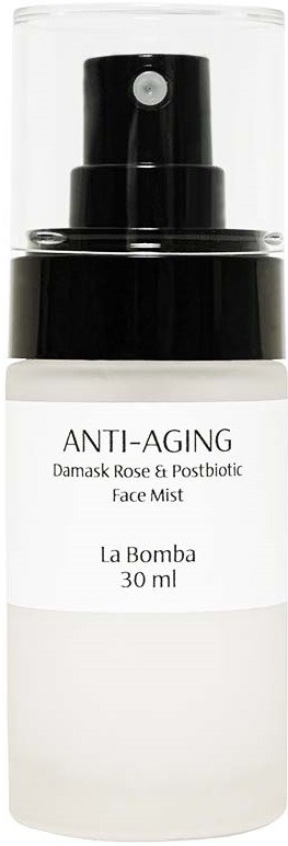 En hvit flaske med sort sprayhode merket Anti-Aging Face Mist med Damask Rose og Postbiotic, 30 ml.