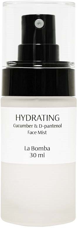 En hvit flaske med svart sprayhode merket Hydrating face mist med agurk og D-panthenol.
