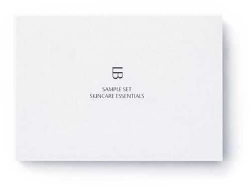 Eine weiße Box mit der Aufschrift LB SAMPLE SET SKINCARE ESSENTIALS ist zu sehen.