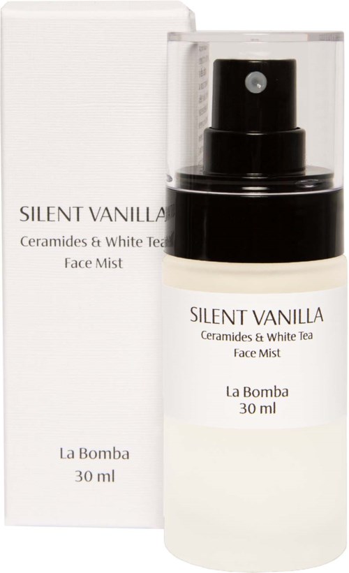 Hvit flaske og eske med svart sprayhette, merket som Face Mist Silent Vanilla, 30 ml.
