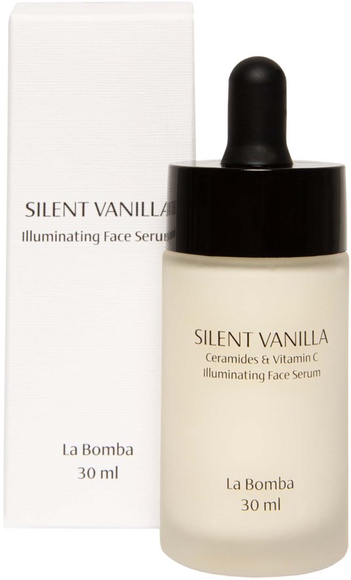 En 30 ml flaske med Silent Vanilla opplysende ansiktsserum med pipette, ved siden av den hvite emballasjen.